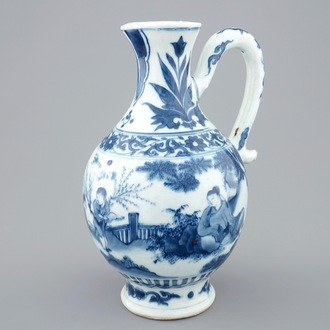 Une aiguière en porcelaine de Chine bleu et blanc, époque Transition, 1620-1683
